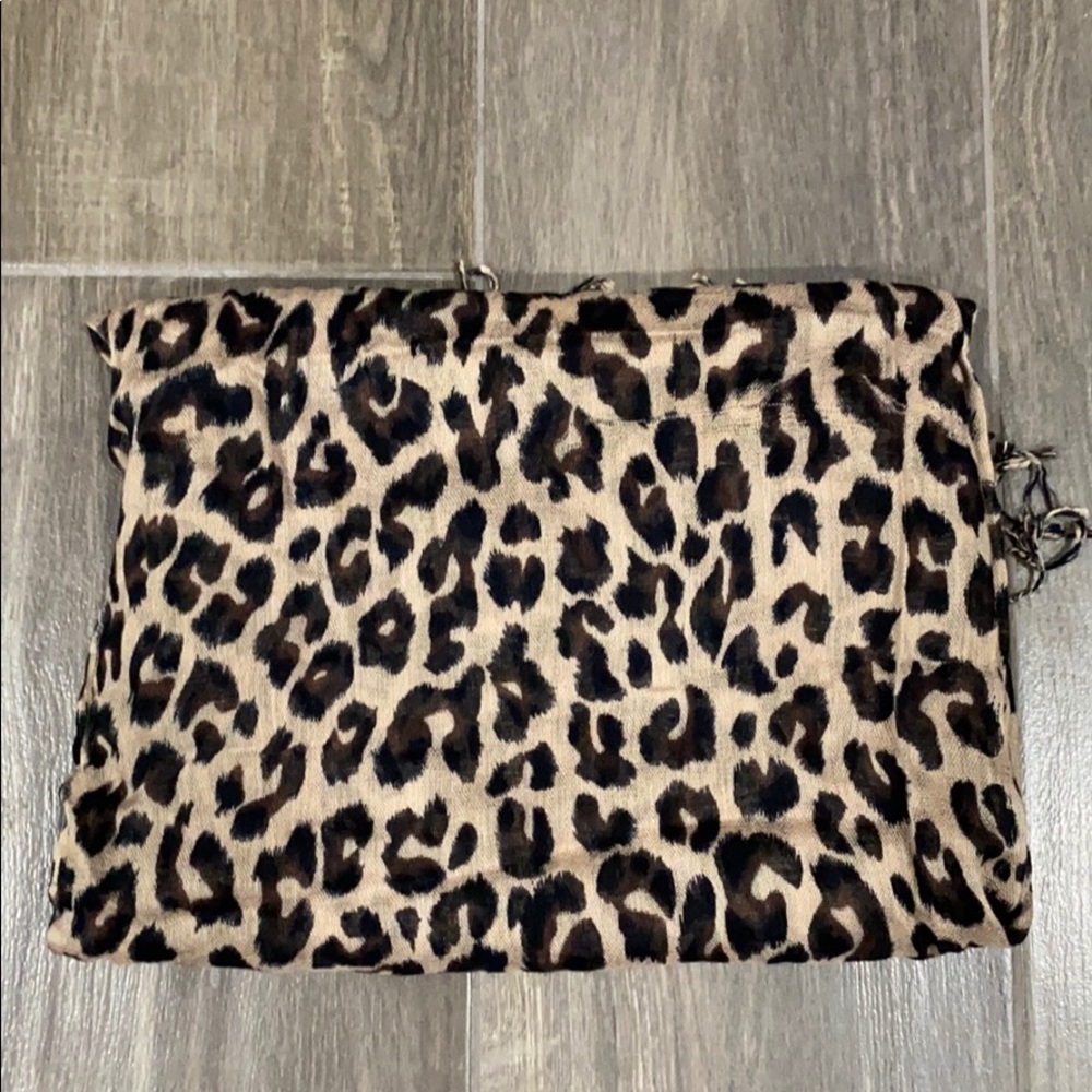 Evelyn K New York Leopard scarf